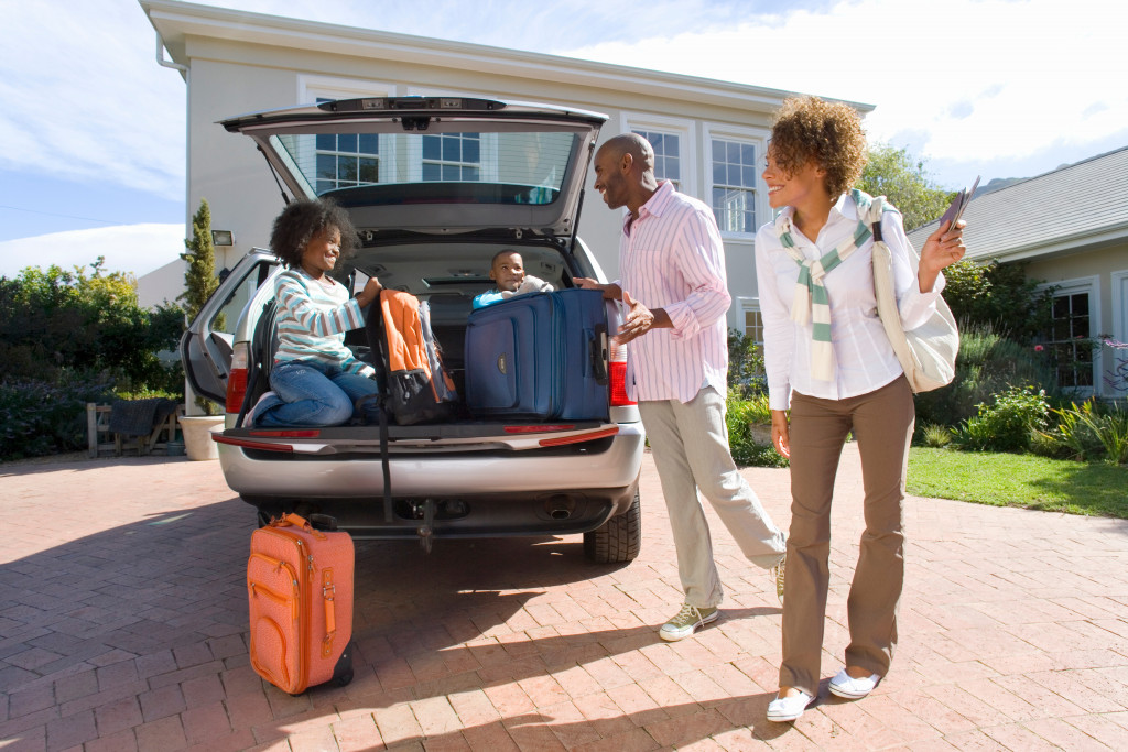 family getting on road trip